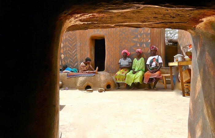 Африканская деревня, где каждый дом — произведение искусства (9 фото)