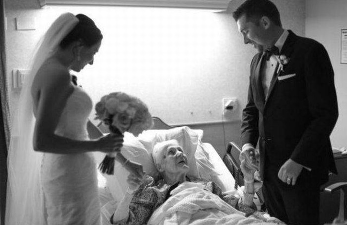 Молодожены навестили бабушку в день бракосочетания (4 фото)