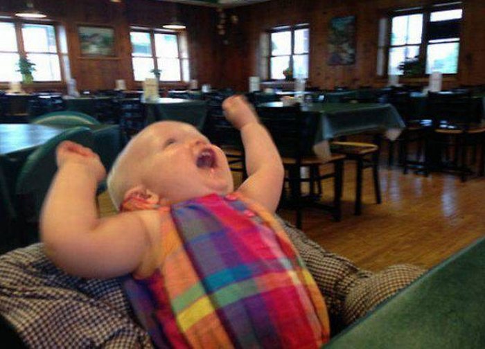 Малыш первый раз в жизни попробовал карамельный пудинг (5 фото)