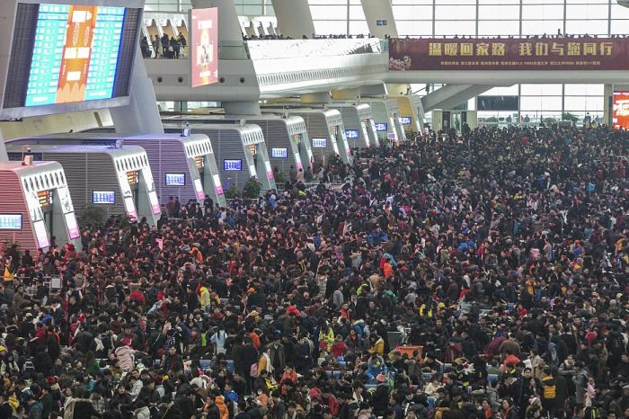 На железнодорожной станции скопилось более 100 000 пассажиров (9 фото)