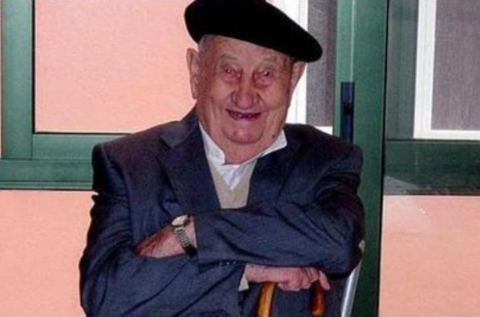 В возрасте 107 лет умер испанец, который пил только вино (3 фото)