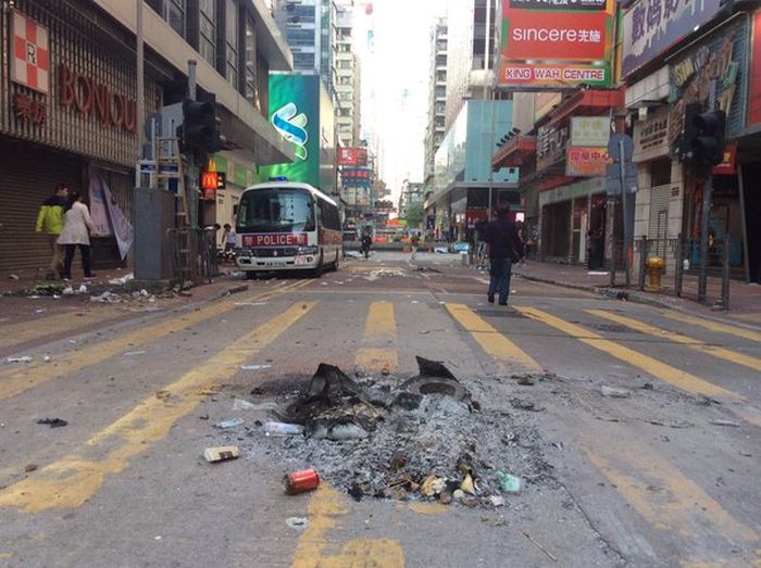 Массовые беспорядки на улицах Гонконга (12 фото)