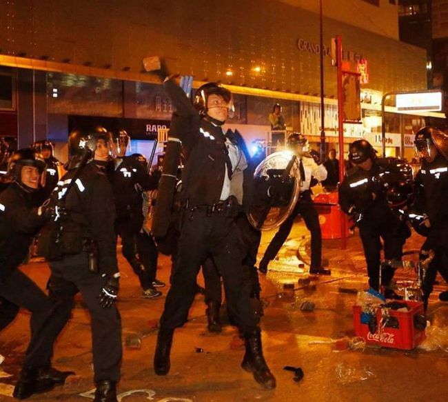 Массовые беспорядки на улицах Гонконга (12 фото)