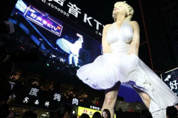 Мерилин Монро в неприличной позе на китайской свалке (7 фото)