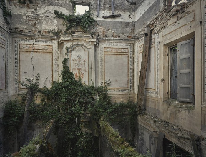 Красота заброшенных зданий (25 фото)