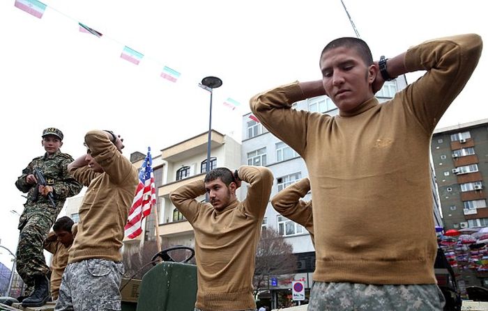 Иран опубликовал фото задержанных морских пехотинцев США (5 фото)