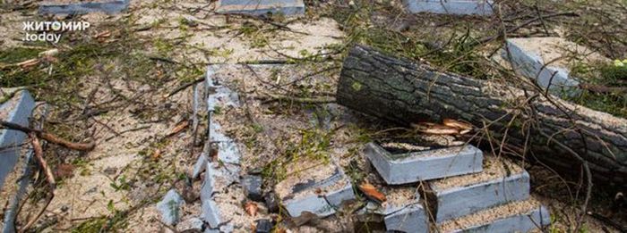 В Житомире коммунальщики разрушили десятки надгробий (10 фото)