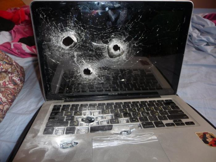 Расстреляли ноутбук (3 фото)
