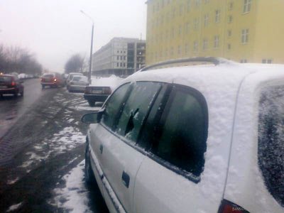 В Минске посыпали дороги и машины (3 фото)