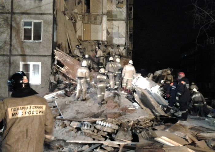 Из-за взрыва бытового газа частично обрушился жилой дом (5 фото)