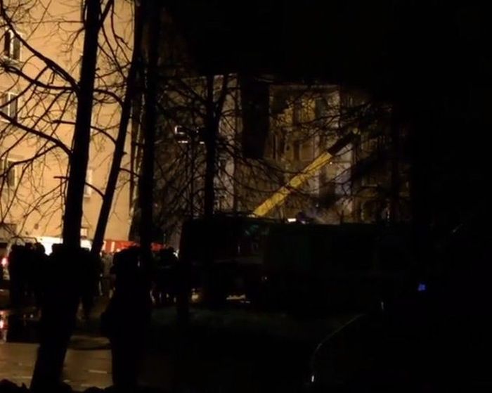 Из-за взрыва бытового газа частично обрушился жилой дом (5 фото)