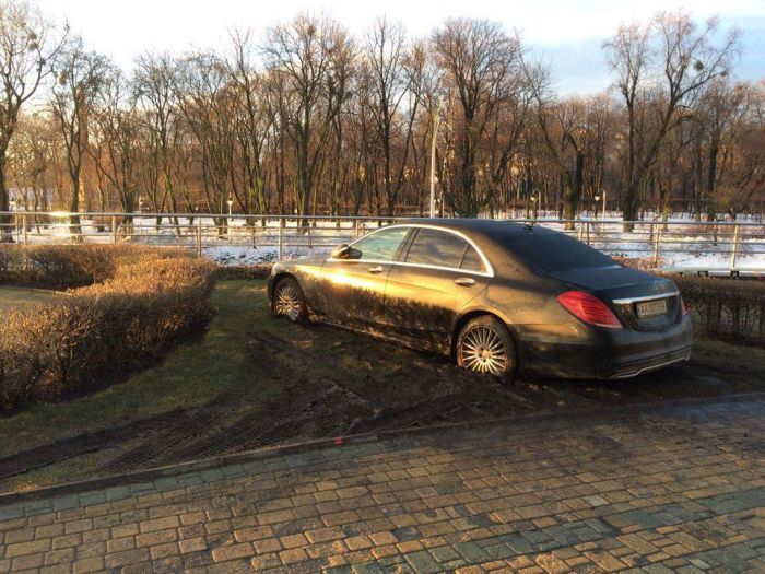 В Киеве роскошный Mercedes S-Class припарковали прямо в грязи (7 фото)