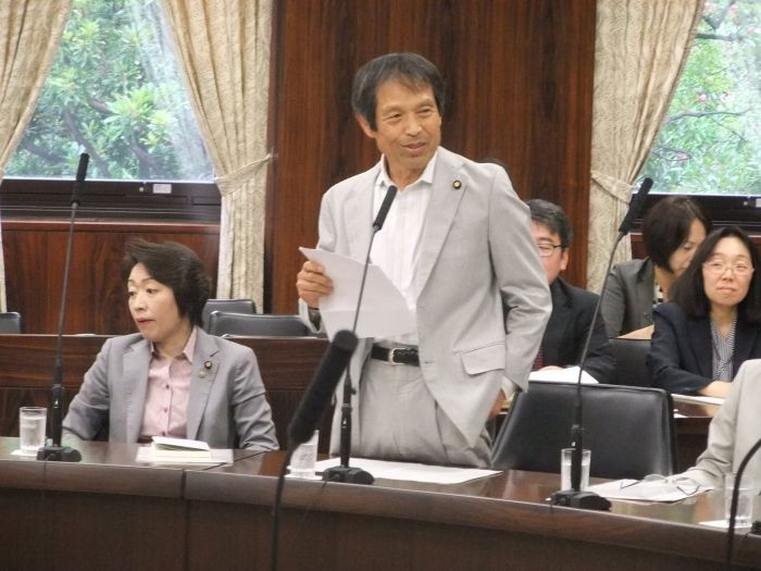 Японский депутат спровоцировал громкий скандал (2 фото)