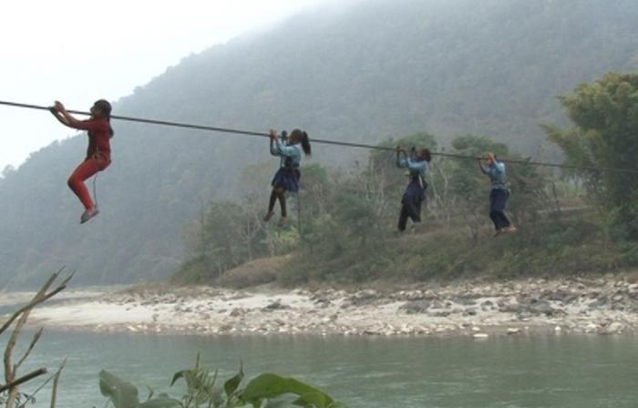 Нелегкий путь в школу непальских детишек (8 фото)