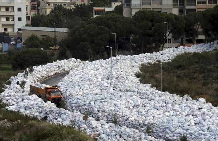 «Река мусора» - новая «достопримечательность» Бейрута (8 фото)
