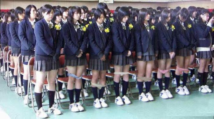 Зачем в Японии школьниц проверяют на наличие нижнего белья (2 фото)