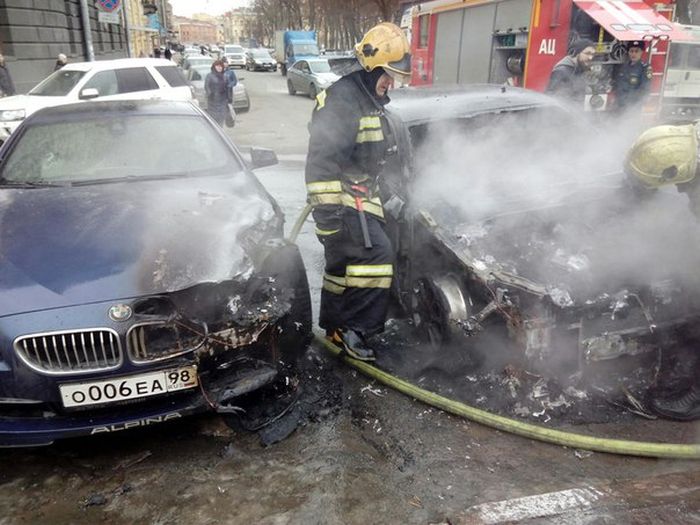 В Санкт-Петербурге у театра сгорела BMW жены Сергея Шнурова (8 фото)