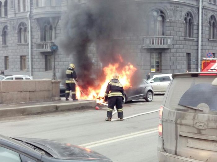 В Санкт-Петербурге у театра сгорела BMW жены Сергея Шнурова (8 фото)
