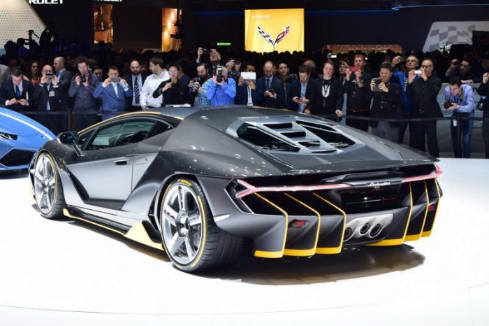 Lamborghini представила новый суперкар Centenario LP770-4 (24 фото)