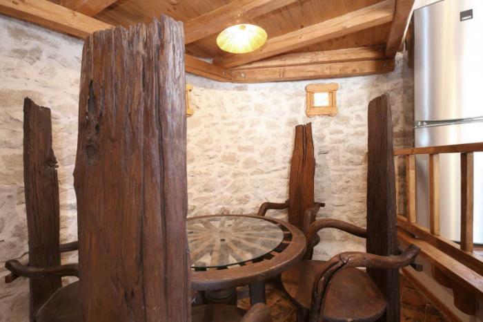 Небольшой дом в 250-летней башне на острове в Хорватии (36 фото)