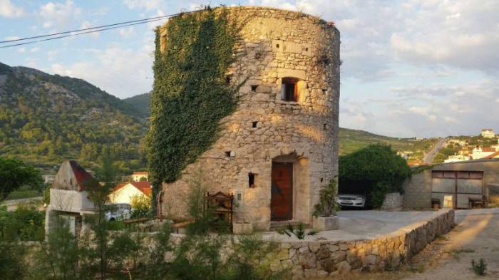 Небольшой дом в 250-летней башне на острове в Хорватии (36 фото)