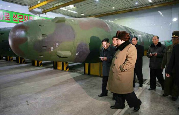 Появились фото Ким Чен Ына у макета ядерной боеголовки (3 фото)
