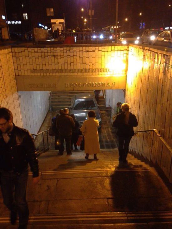 В Москве автомобиль скатился в подземный переход метро (5 фото)