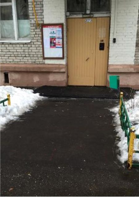 Московские чиновники «установили» исчезнувшую урну в фотошопе (2 фото)