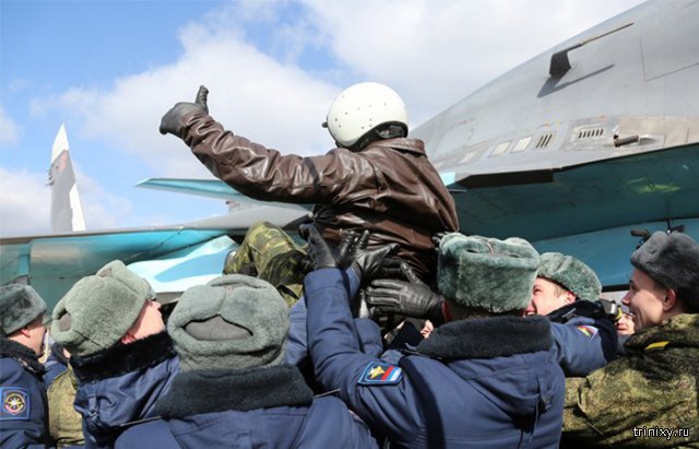 Российские летчики вернулись домой из Сирии (6 фото)