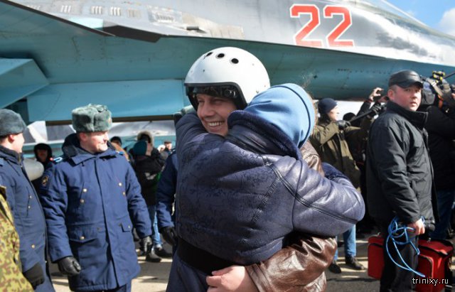 Российские летчики вернулись домой из Сирии (6 фото)