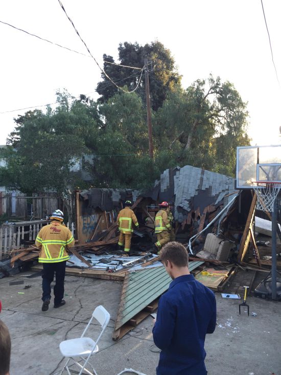В Калифорнии рухнувшая крыша омрачила студенческую вечеринку (4 фото)