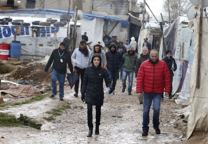 Анджелина Джоли посетила лагерь сирийских беженцев (10 фото)