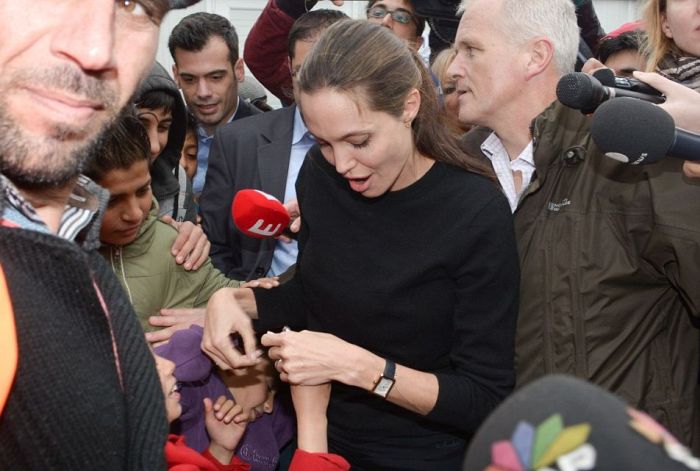 Анджелина Джоли посетила лагерь сирийских беженцев (10 фото)