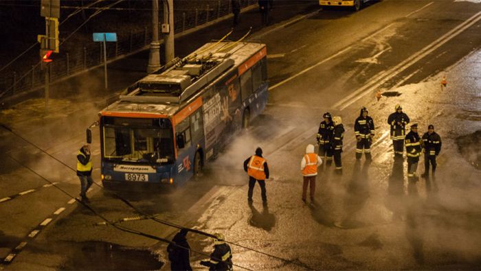У московского Кремля троллейбус частично провалился в яму (6 фото)