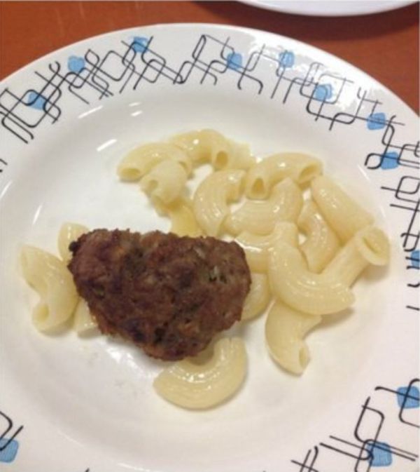 Ученика заставили извиняться за публикацию фото школьного обеда (2 фото)