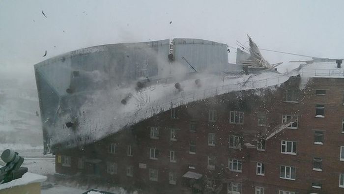 В Дудинке штормовой ветер сорвал крышу с жилого дома (5 фото)