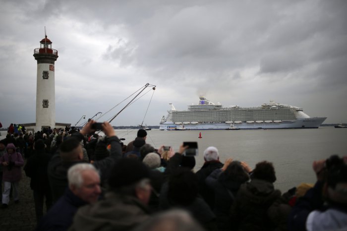 Самый большой круизный лайнер в мире (10 фото)
