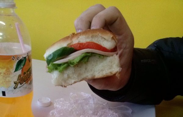 Бутерброд от богов маркетинга в кафе автовокзала (2 фото)