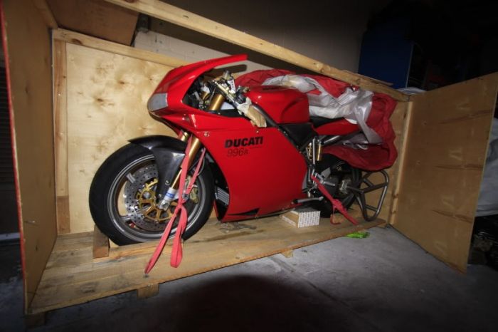 Забытый мотоцикл Ducati 996R простоял более 10 лет в заводском боксе (10 фото)