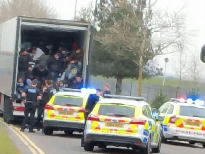 Полиция Великобритании остановила грузовик с 26-ю беженцами (4 фото)