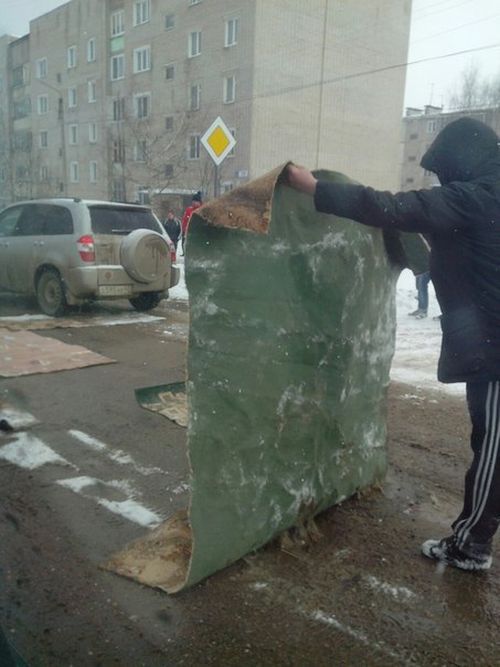 В Кировской области дорожные ямы застелили коврами (3 фото)