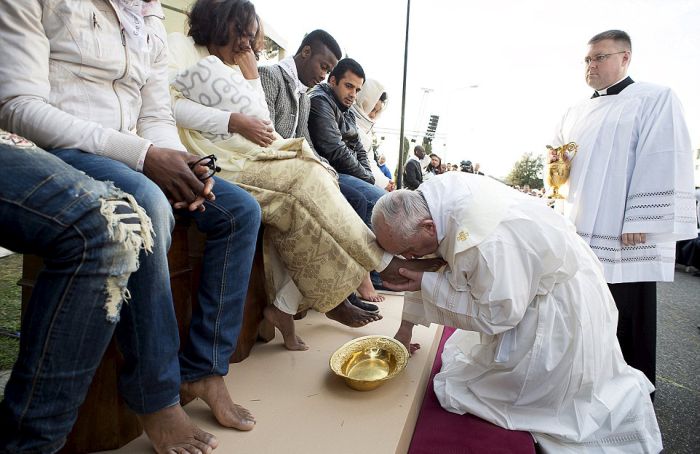 Папа Римский Франциск омыл ноги беженцам (6 фото)