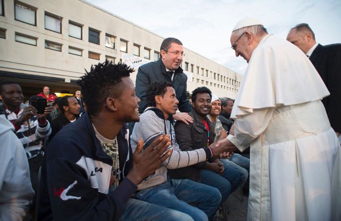 Папа Римский Франциск омыл ноги беженцам (6 фото)