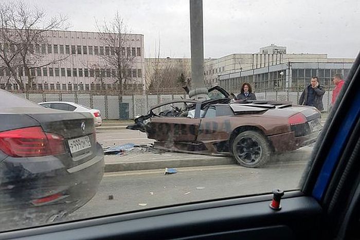 Lamborghini бойца ММA Адама Яндиева врезался в столб в Москве (7 фото)