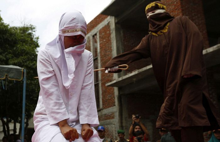 В Индонезии девушку публично наказали за секс вне брака (4 фото)