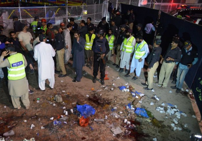 Более 70 человек погибли в результате теракта в Пакистане (5 фото)