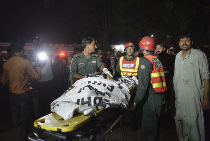Более 70 человек погибли в результате теракта в Пакистане (5 фото)
