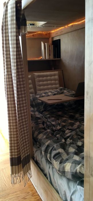Американец обустроил дополнительное спальное место внутри комода (9 фото)