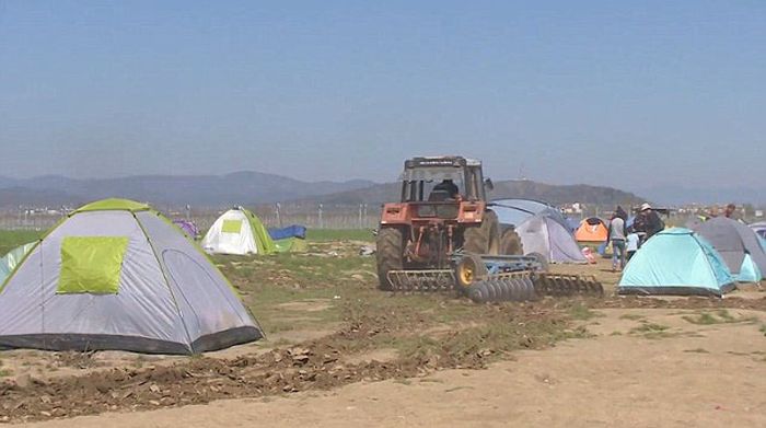 Фермер разрушил лагерь для беженцев, на его земле (9 фото)