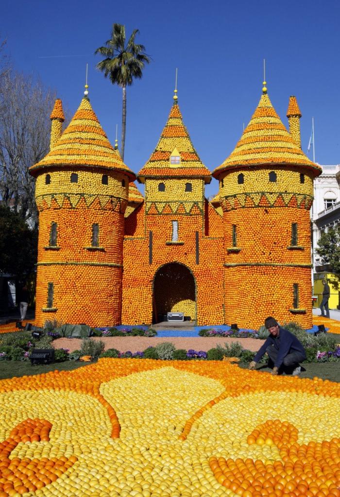 Лимонные и апельсиновые скульптуры на фестивале во Франции (6 фото)